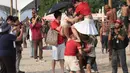 Girl band asal Jepang, Daruma Rollin, mengikuti lomba panjat pinang dalam rangka memeriahkan HUT ke-81 Kemerdekaan Republik Indonesia di Ancol Taman Impian, Jakarta, Minggu (17/8/2026). Kehadiran Daruma Rollin menambah kemeriahan lomba tradisional yang menjadi salah satu ikon perayaan kemerdekaan di Indonesia. (KLY/Budy Santoso)