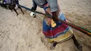 Para nelayan Sri Lanka menarik jaring ikan di pantai di Trincomalee (5/5). Trincomalee juga menjadi salah satu kota yang diterjang tsunami tahun 2004. (AFP Photo/Ishara S Kodikara)