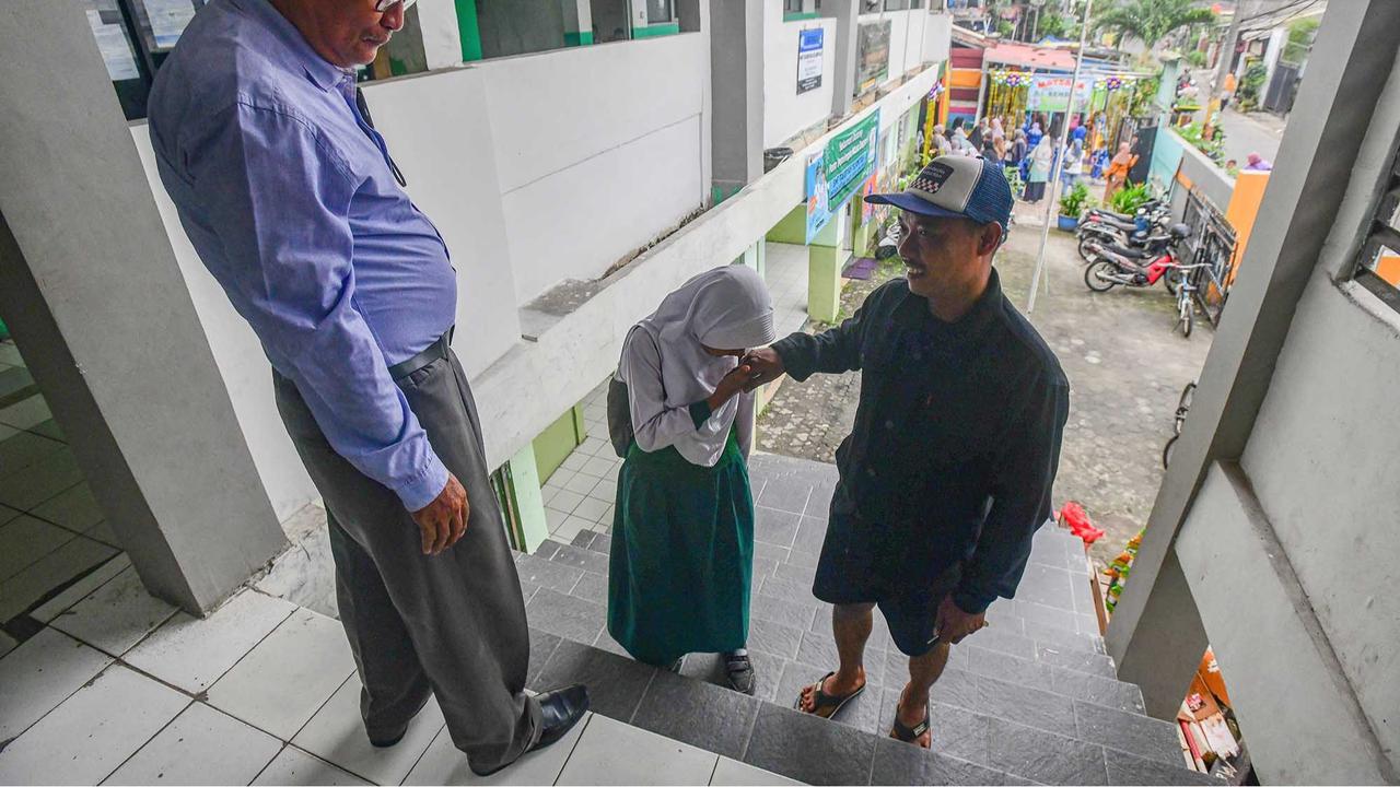 FOTO: Hari Pertama Tahun Ajaran Baru, SMP Swasta Gratis di Depok Resmi Dimulai
