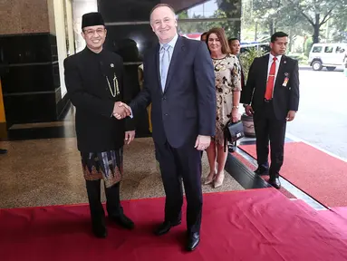 Mendikbud Anies Baswedan menerima PM Selandia Baru John Phillip Key di Kementerian Pendidikan dan Kebudayaan, Jakarta, Senin (18/7). Kunjungan tersebut dalam rangka peluncuran  kerjasama pendidikan anak usia dini. (Liputan6.com/Faizal Fanani)