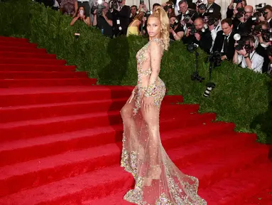 Penyanyi Beyonce Knowles menjadi pusat perhatian dengan gaunnya saat menghadiri acara 'China: Through The Looking Glass' Costume Institute Benefit Gala di Metropolitan Museum of Art, New York, Senin (4/5/2015). (REUTERS/Andrew Kelly)