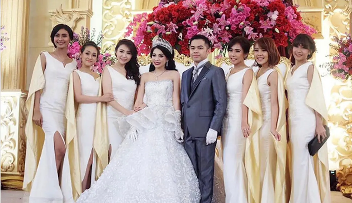 Kezia Karamoy resmi dipersunting pengusaha asal Kalimantan Axcel Narang. Meski baru sekitar setahun menjalin kasih, Kezia mantap menjadikan Axcel yang telah dikenal sejak 2012 silam. (dok. Instagram/axcelkeziawedding)