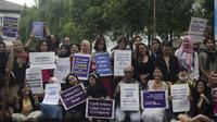 Foto bersama massa aksi International Women's Day (IWD) atau Hari Perempuan Internasional 2024, berlokasi depan Gedung Sate, Jalan Diponegoro, pekan lalu (8/3/2024).