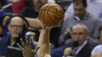 Pemain Los Angeles Clippers, Blake Griffin #32 melakukan umpan saat dihadang pemain Cleveland Cavaliers,  J.R. Smith #5) pada laga NBA 2016-2017 di Quicken Loans Arena, (1/11/2016). Clippers menang 113-94. (AP/Ron Schwane)