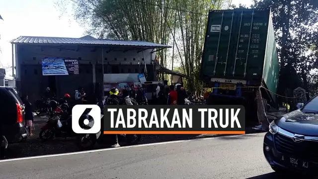 VIDEO: Truk Tabrak Warung, Pemilik Masuk ke Kolong Truk