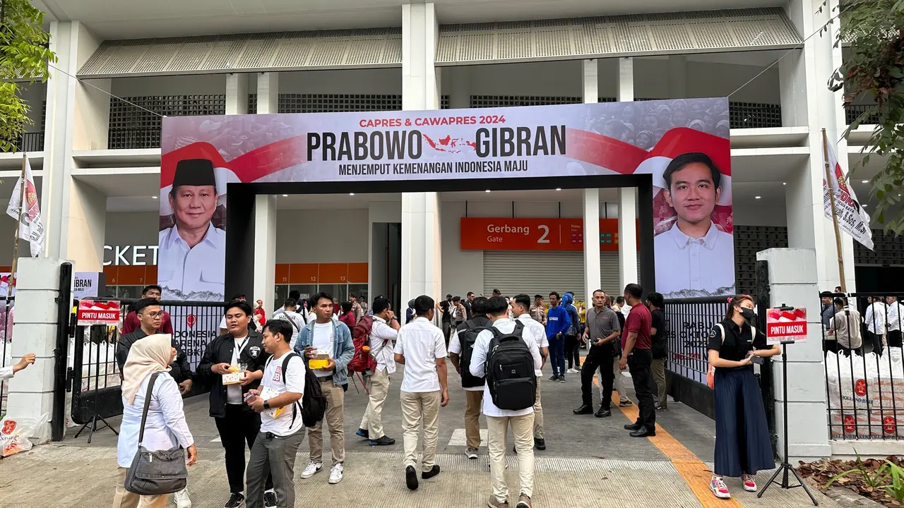 Pendukung Prabowo-Gibran mulai berdatangan ke GBK Arena, Rabu (25/10/2023).