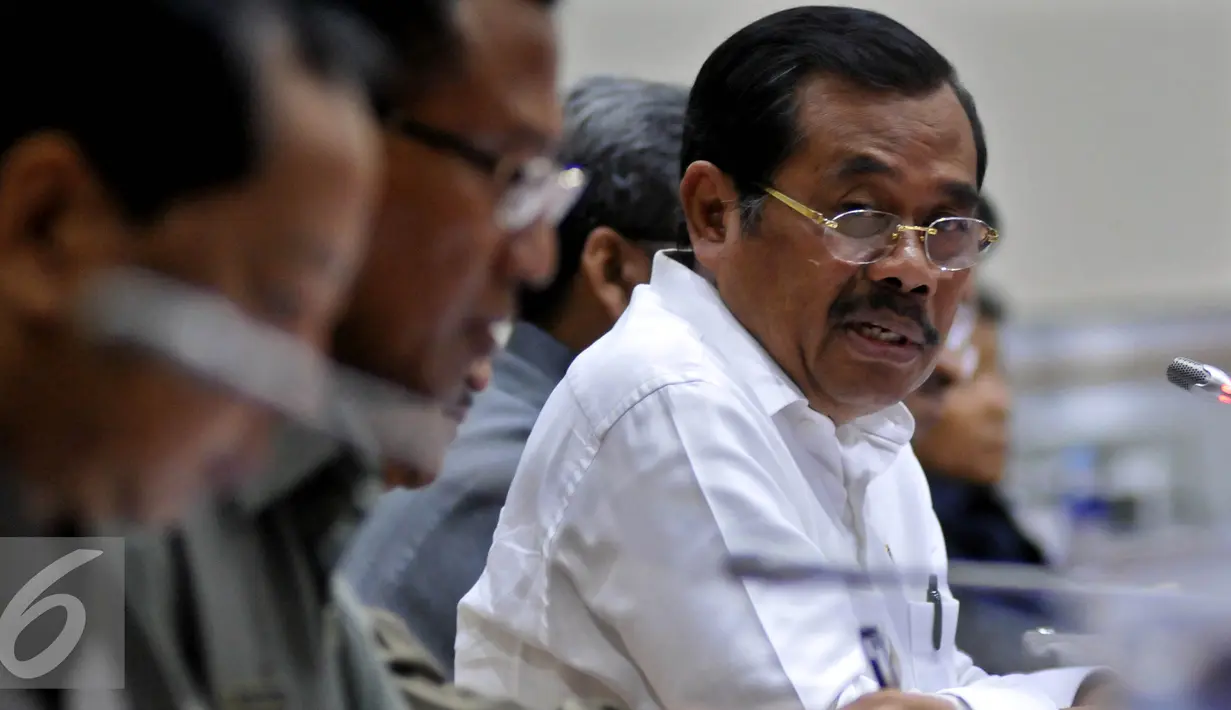 Jaksa Agung HM Prasetyo saat menghadiri Rapat Kerja dengan Komisi III DPR RI, Jakarta, Kamis (21/4). Prasetyo sempat menangis saat menjelaskan profil seorang jaksa yang terjaring operasi tangkap tangan KPK Devyanti Rochaeni. (Liputan6.com/Johan Tallo)