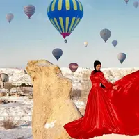 Inilah hasil pemotretan Ria Ricis di Cappadocia yang diabadikan oleh fotografer ternama FD Photography. Istri Teuku Ryan itu tampil cantik dan glamor memakai gaun merah. (Instagram/fdphotography90).