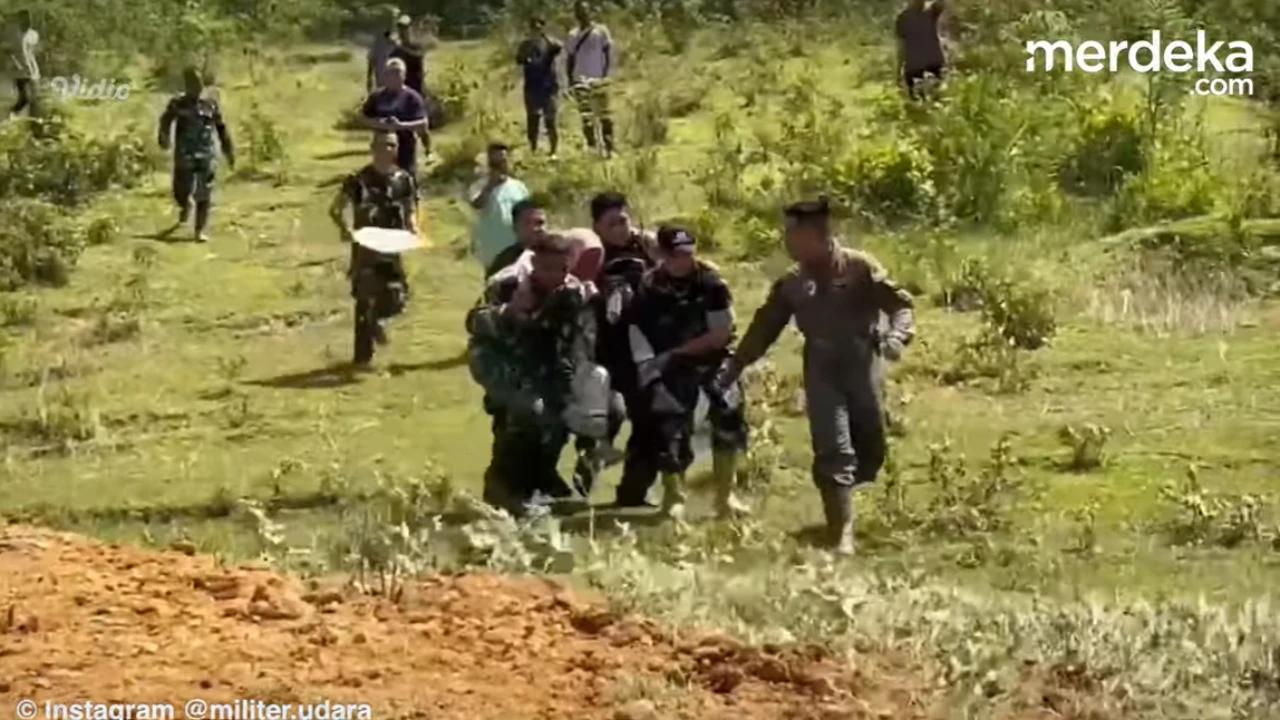 VIDEO: Dramatis Detik-detik TNI AU Evakuasi Ibu Hamil Terdampak Bencana Aceh Pakai Helikopter