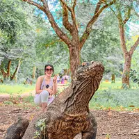 Liburan ke Labuan Bajo, tentu akan kurang lengkap bila belum berfoto bersama komodo. Tampil dengan busana simpel, wanita yang memiliki nama lahir Maulidia Octavia tampil memesona dan menuai banyak pujian dari para penggemarnya. (Liputan6.com/IG/@viavallen)