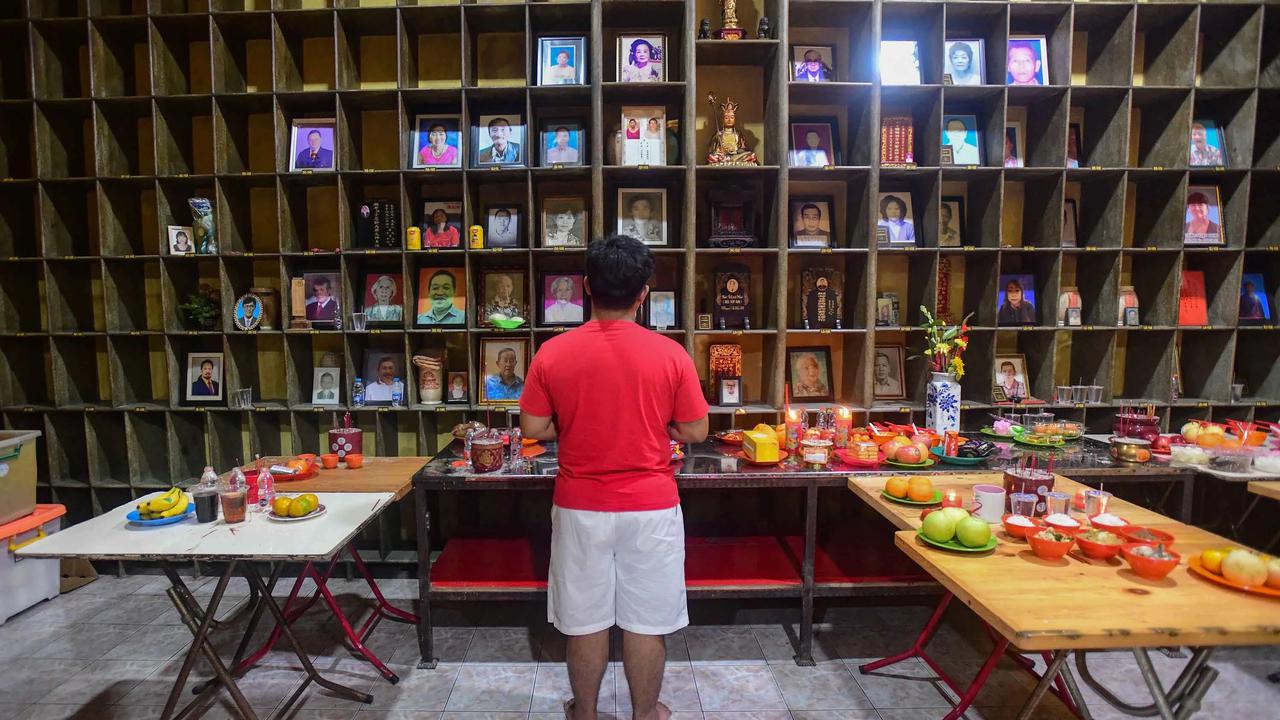 FOTO: Khidmat Sembahyang Malam Imlek di Wihara Kwan In Thang Tangerang Selatan