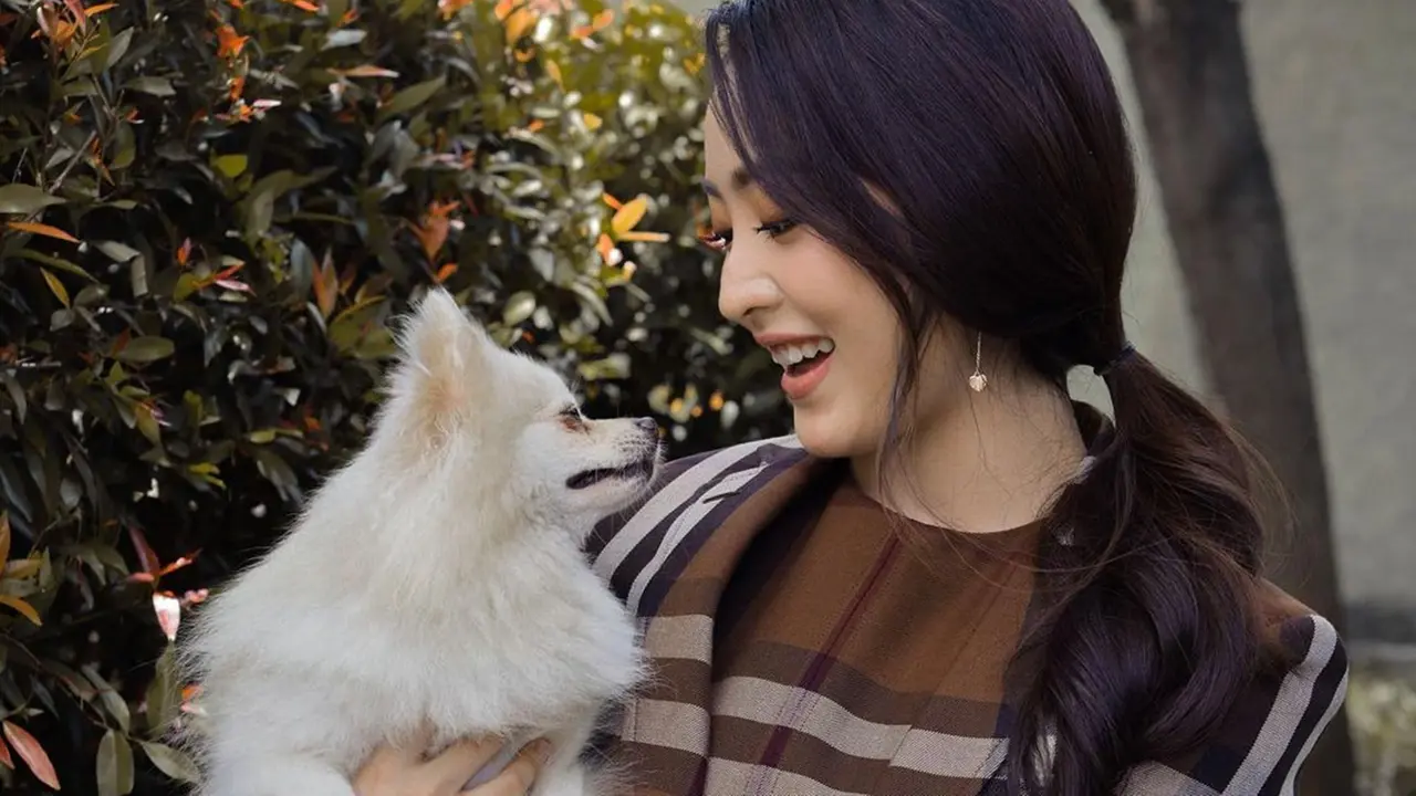 Potret Natasha Wilona Main Bareng Anjing Kesayangan, Bikin Gemas
