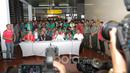Para pemain Timnas Indonesia disambut saat tiba di Bandara Soekarno-Hatta, Cengkareng. Timnas Indonesia tiba menggunakan maskapai Garuda Indonesia tepat pukul 18.30 WIB. (18/12/2016). (Bola.com/Nicklas Hanoatubun)