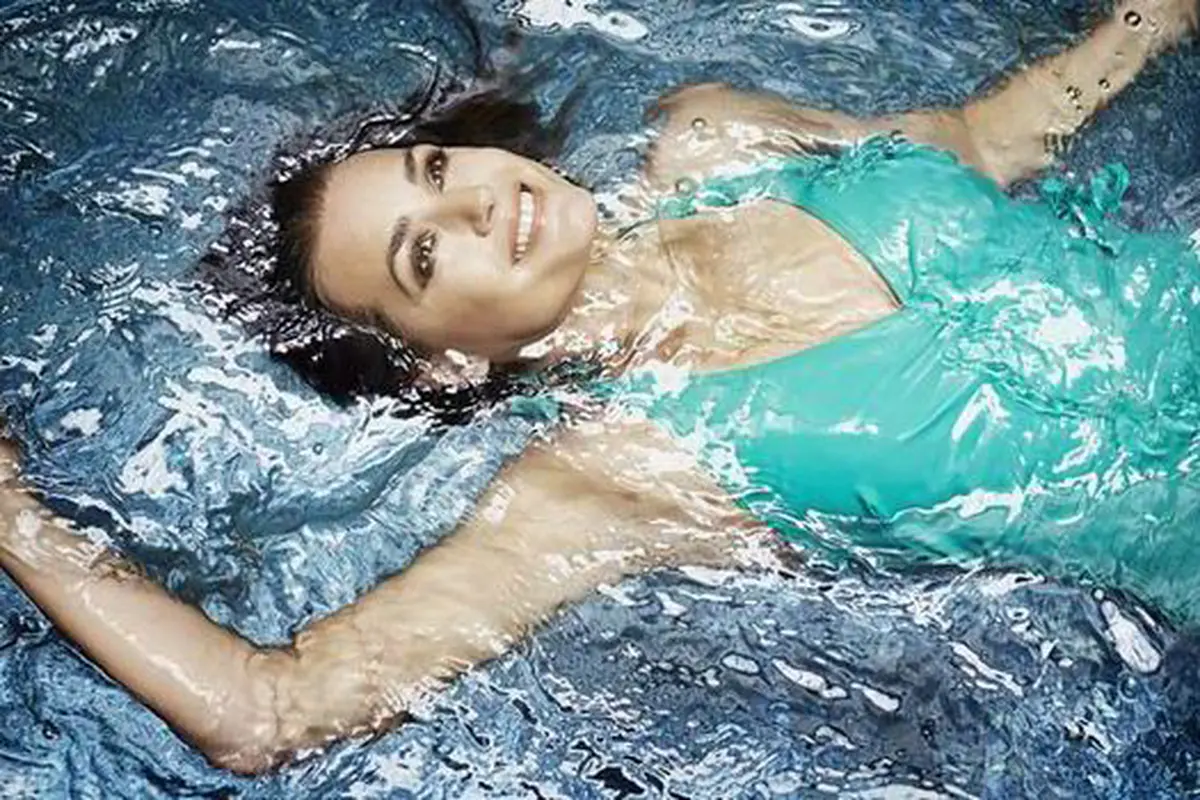 Jadi Model Pakaian Renang, Yasmin Le Bon Bagikan Banyak Informasi