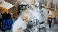 Peserta saat saling melempar tepung dan telur saat mengikuti festival tradisional Els Enfarinats di Ibi, Alicante, Spanyol (28/12). Festival tradisional berusia 200 tahun ini menjadi tradisi warga setempat. (AFP Photo/Jaime Reina)