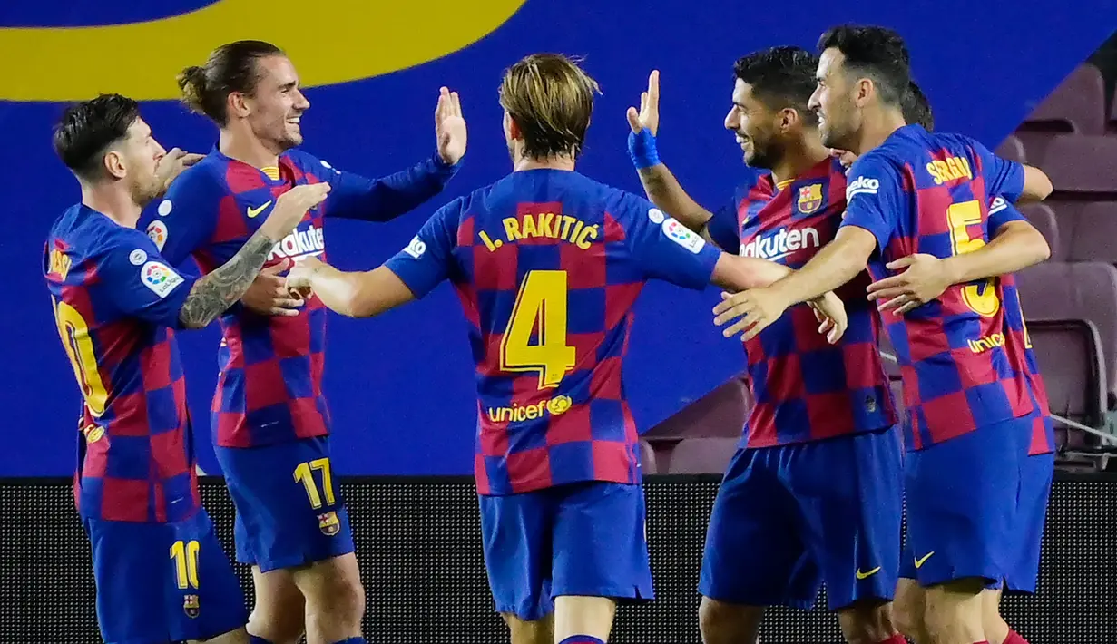 Para pemain Barcelona merayakan gol yang dicetak oleh Luis Suarez ke gawang Espanyol pada laga La Liga di Stadion Camp Nou, Rabu (8/7/2020). Barcelona menang 1-0 atas Espanyol. (AFP/Lluis Gene)