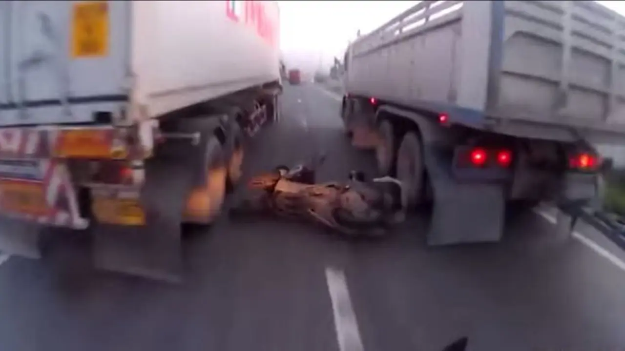 Hajar Bokong Truk, Pemotor Ini Selamat