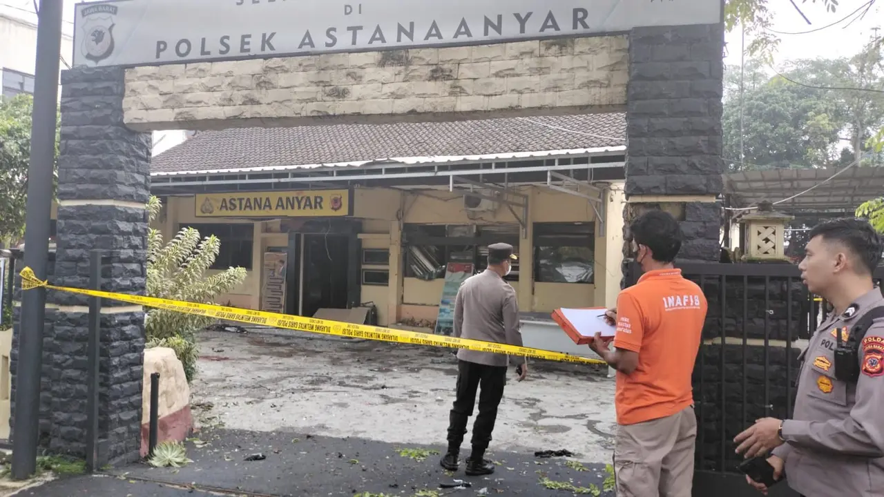 Kondisi Polsek Astanaanyar diduga rusak akibat bom bunuh diri