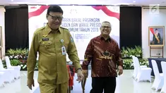 Mendagri, Tjahjo Kumolo (kiri) bersama Ketua KPU, Arief Budiman usai meninjau ruang pendaftaran bakal capres/cawapres Pemilu 2019 di Gedung KPU Pusat, Jakarta, Senin (6/8). Pendaftaran akan ditutup 10 Agustus mendatang. (Liputan6.com/Helmi Fithriansyah)