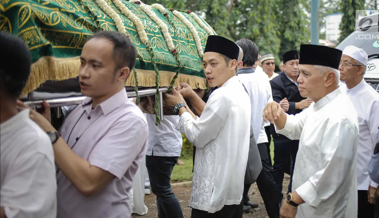 Hatta Rajasa dan putranya Rasyid Rajasa mengantarkan jenazah almarhum Adara Taista untuk dimakamkan di TPU Tanah Kusir, Jakarta, Senin (21/5). Adara Taista meninggal dunia di RS Moriyama Memorial Tokyo, Jepang. (Liputan6.com/Faizal Fanani)