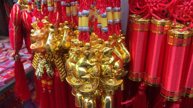 Gantungan shio tikus logam