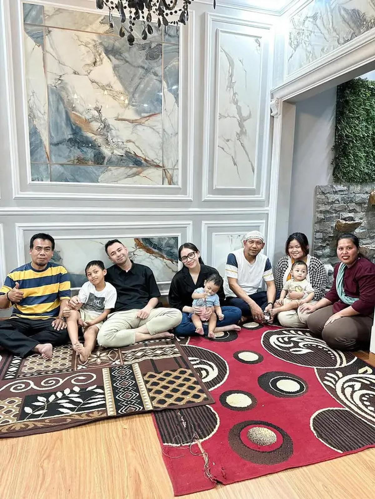 7 Potret Raffi Ahmad ke Rumah Mendiang Mpok Alpa, Kuatkan Suami dan Anak