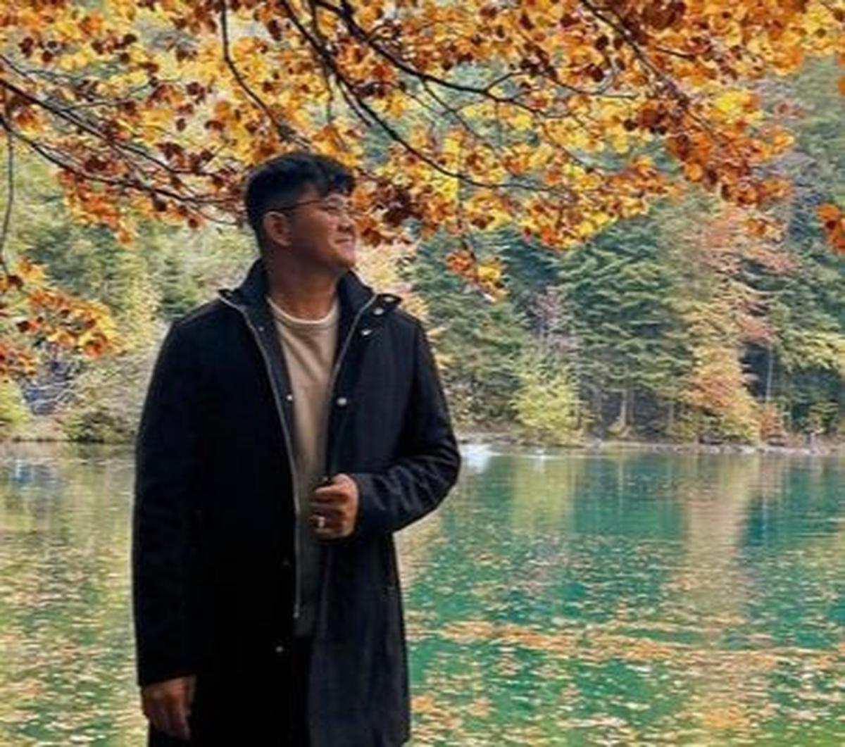 “Bekerja dan impian berkeliling dunia bisa berjalan bersama. Yang jelas jangan pedulikan omongan negatif dari orang lain terhadap impian kita,” jelasnya.