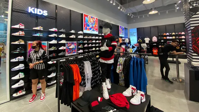 Foot Locker Kota Kasablanka area kids