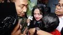 Air mata kebahagiaan pun tumpah saat pemilik "Goyang Gergaji" itu melangkah keluar dari pintu penjara Rutan Pondok Bambu sekitar pukul 10.30 WIB, Rabu (14/05/14). (Liputan6.com/Faizal Fanani)