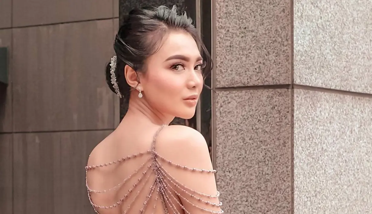 Penampilan Wika Salim kerap menjadi perhatian para penggemarnya. Dalam aktivitas sehari-harinya, pemilik nama lengkap Wika Febrina Putri ini kerap tampil kasual. Ia pun kerap mengenakan kaos dan celana jeans yang dipadukan dengan aneka busana lainnya. (Liputan6.com/IG/@wikasalim)