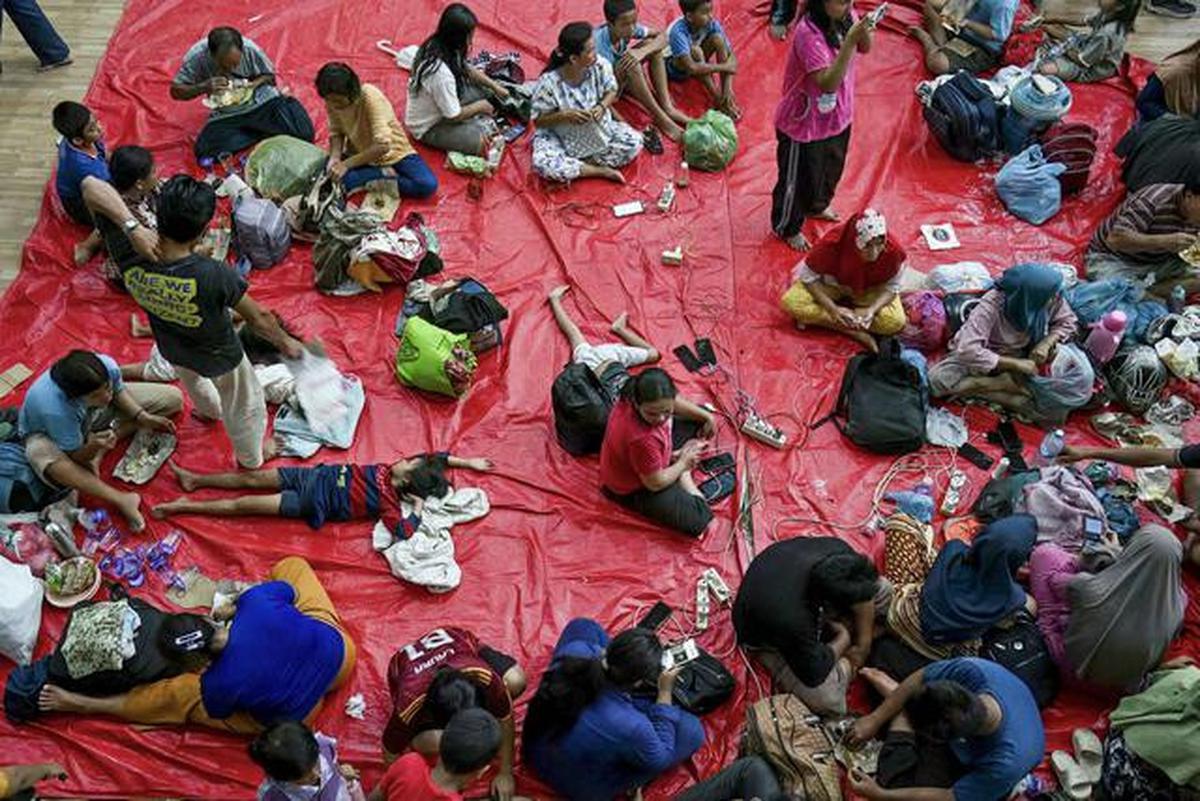 Sebelumnya, berdasar laporan awal ada sekitar 400-an pengungsi di GOR Pandan, Tapanuli Tengah, Provinsi Sumatera Utara. Tampak dalam foto, warga yang mengungsi beristirahat di tempat pengungsian setelah banjir bandang dan tanah longsor di Pandan, Tapanuli Tengah, Provinsi Sumatera Utara, pada 30 November 2025. (YT Hariono/AFP)