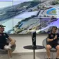 Pembalap Kawasaki, Alex Lowes (kiri) dan Jonathan Rea, saat menghadiri acara fan meeting di Kawasaki Office, Jakarta, pada Senin (7/11/2022). Keduanya bakal melakoni seri ke-11 WSBK 2022 di Sirkuit Mandalika pada 11-13 November mendatang. (Liputan6.com/Melinda Indrasari)