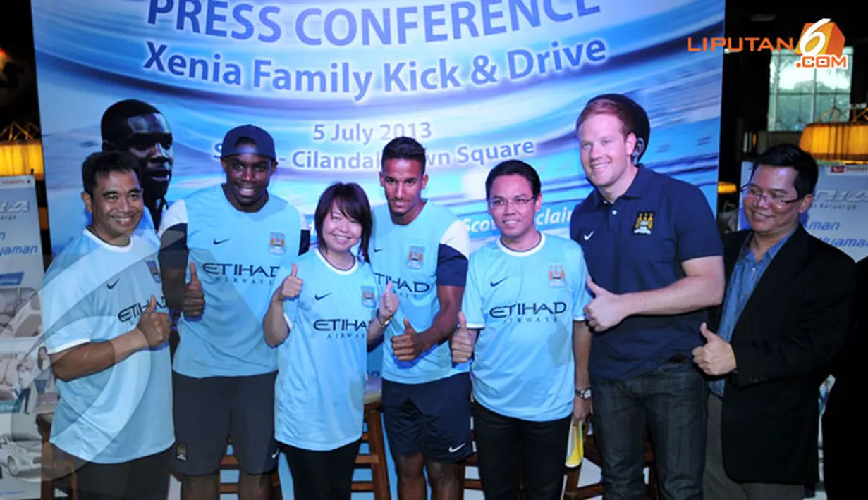 Micah Richards dan Scott Sinclair foto bersama dengan para penggemar Manchester City Indonesia (Liputan6.com/Helmi Fithriansyah)