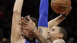 Aksi pemain Cleveland Cavaliers, George Hill (kanan) melakukan dunk saat diadang pemain Philadelphia 76ers, Marco Belinelli #18 pada laga NBA basketball game di Quicken Loans Arena, Cleveland,  (1/2/2018).  Cavs kalah 97-108. (AP /Tony Dejak)