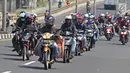 Pemudik sepeda motor melintas di Jalur Pantura, Jawa Barat, Minggu (2/6/2019). Sejumlah pemudik sepeda motor terpantau mengabaikan keselamatan dengan membawa barang bawaan dan penumpang melebihi kapasitas. (Liputan6.com/Herman Zakharia)