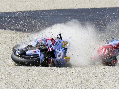 Pembalap Gresini Racing, Alex Marquez, terjatuh saat balapan MotoGP Italia di Sirkuit Mugello, Minggu (11/06/2023). Alex terjatuh di tikungan kedua ketika balapan masih menyisakan sembilan lap lagi. (AP Photo/Luca Bruno)