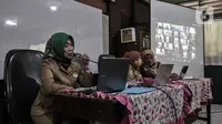 Guru menyapa murid saat MPLS Tahun Ajaran Baru 2020/2021 secara daring di SDN Pekayon Jaya 6, Bekasi, Jawa Barat, Senin (13/7/2020). Pihak sekolah menunda awal kegiatan belajar Tahun Ajaran Baru 2020/2021 secara tatap muka. (merdeka.com/Iqbal S. Nugroho)