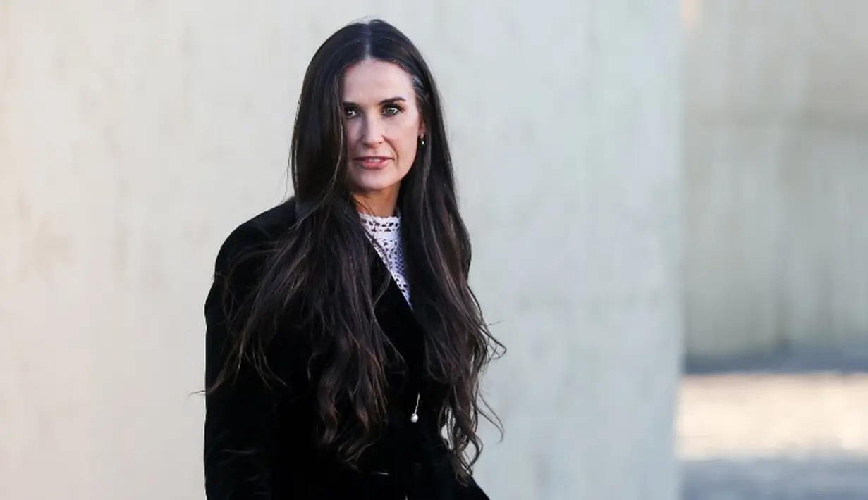 Ayah angkat Demi Moore sering berganti pekerjaan. Hal itulah yang membuat keluarganya kesulitan secara finansial. (RICH FURY / GETTY IMAGES NORTH AMERICA / AFP)