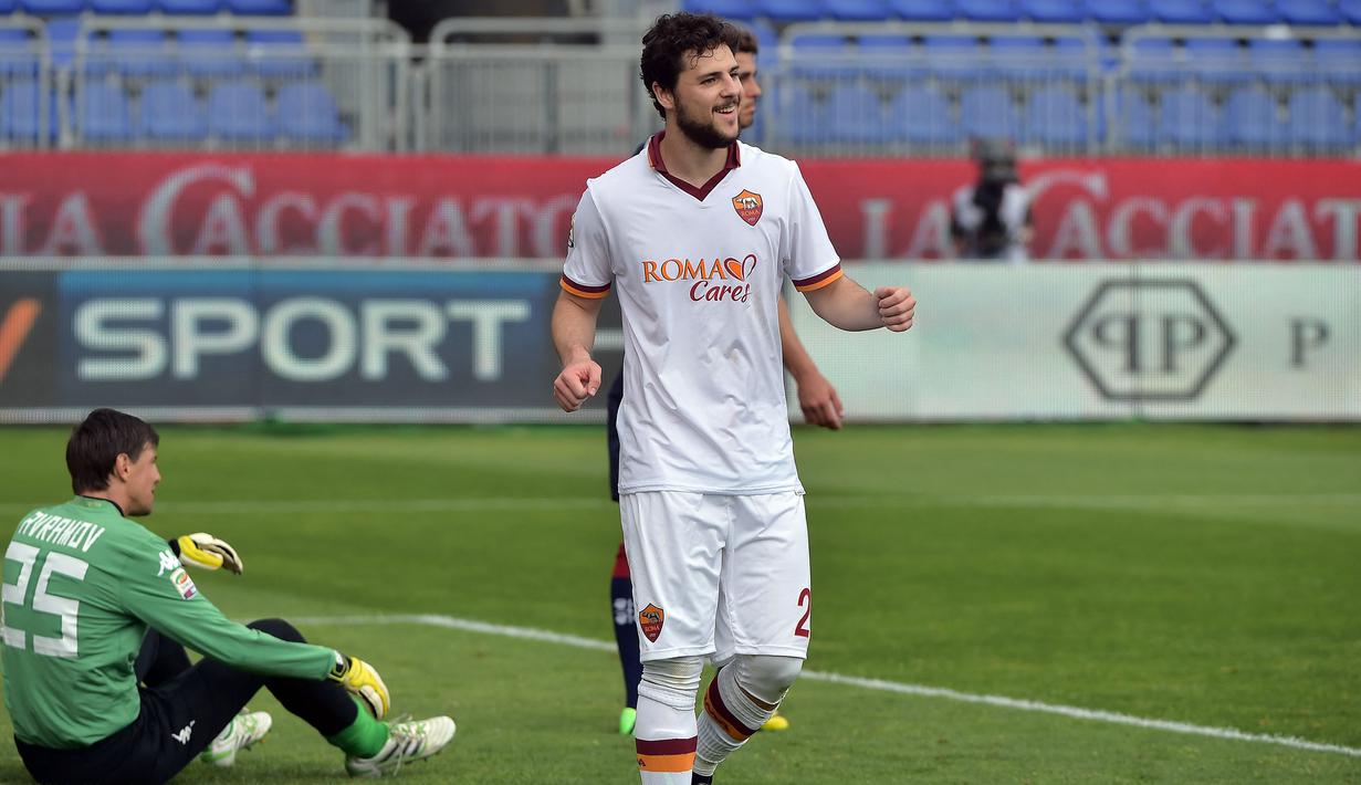 Striker Italia, Mattia Destro yang kini tengah menjalani musim kedua bersama Empoli tercatat pernah berseragam AS Roma selama tiga musim mulai 2012/2013 hingga 2014/2015. Total tampil dalam 68 laga di semua kompetisi bersama AS Roma, ia sukses mencetak 29 gol dan 5 assist, termasuk satu kali hattrick yang dibuat pada pekan ke-32 Serie A 2013/2014 saat AS Roma menang 3-1 atas tuan rumah Cagliari (6/4/2014). (AFP/Gabriel Bouys)