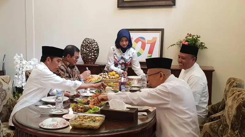 Jokowi dan Ma'ruf Amin bersantap siang bersama usai salat Jumat