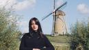 Mawar Eva tampil membawa kopernya dengan background foto bangunan kincir angin dan tak lupa tanaman hijau sebagai pemanis. Pemain film Bumi Manusia ini membagikan momennya saat traveling ke Netherlands, Belanda. (Instagram/@mawar_eva)