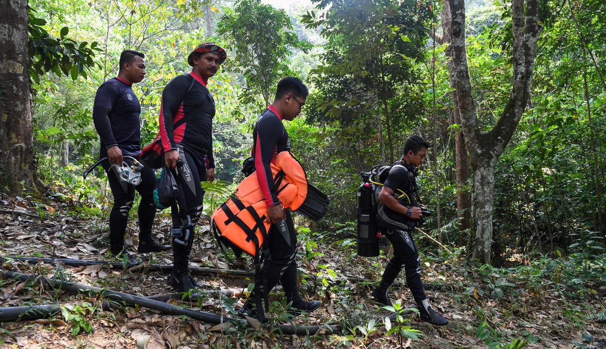 Penyelam ikut serta dalam operasi pencarian gadis disabilitas asal Irlandia Nora Anne Quoirin yang hilang dari sebuah resor hutan hujan di Seremban, Malaysia, Rabu (7/8/2019). Hingga hari keempat, Tim SAR belum menemukan tanda-tanda keberadaan Nora. (Mohd Rasfan/AFP)