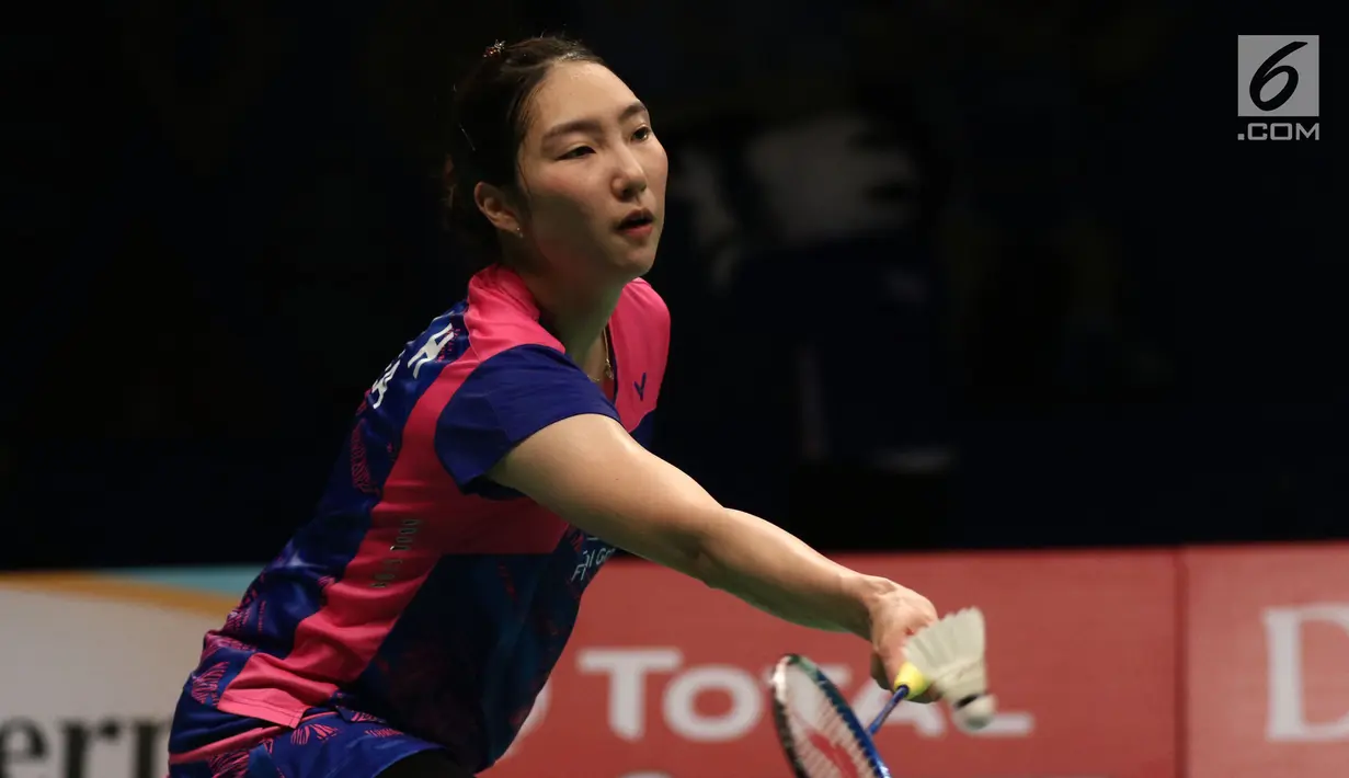 Tunggal Putri Korea Selatan, Sung Ji Hyun saat melawan Beiwen Zhang (Amerika Serikat) di Semifinal Indonesia Open 2017 di Jakarta, Sabtu (17/6). Sung Ji Hyun menang 21-10. 8-21, 21-10. (Liputan6.com/Helmi Fithriansyah)