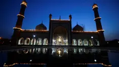 Masjid Jama diterangi cahaya pada bulan suci Ramadan di bawah penerapan lockdown untuk menekan penyebaran virus corona di New Delhi , 25 April 2020. Masjid terbesar di India itu selalu ramai dipenuhi orang-orang saat datangnya Ramadan namun, kini terlihat sepi imbas Covid-19. (Sajjad HUSSAIN/AFP)