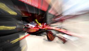 Pembalap Ferrari asal Inggris, Lewis Hamilton, meninggalkan pit pada sesi latihan ketiga menjelang Grand Prix Formula Satu Hungaria di sirkuit Hungaroring di Mogyorod dekat Budapest, Hungaria, pada 2 Agustus 2025. (Attila KISBENEDEK/AFP)