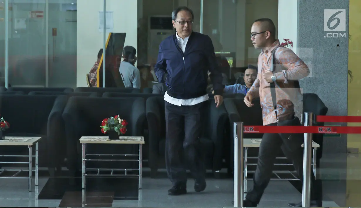 Tersangka Made Oka Masagung memenuhi panggilan penyiidk KPK, Jakarta, Kamis (8/3). Made Oka diperiksa sebagai saksi untuk tersangka kasus korupsi E-KTP, Irvanto Hendra Pambudi Cahyo yang juga keponakan Setya Novanto (Liputan6.com/Herman Zakharia)