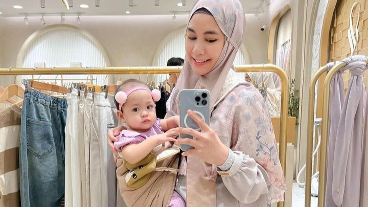 Anisa Rahma tampak asyik selfie dengan sang anak. Anisa Rahma tampak berpose di depan kamera.