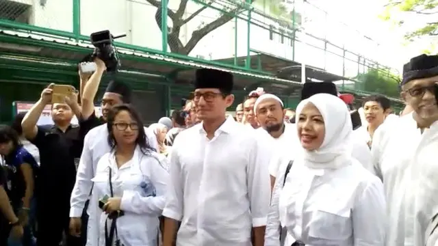 Kedatangan Sandi ke TPS 01 Bersama Keluarga