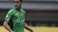 Bek Bhayangkara FC, Otavio Dutra, mengontrol bola saat melawan Borneo FC pada laga Liga 1 Indonesia di Stadion Patriot, Bekasi, Rabu (20/9/2017). Bhayangkara menang 2-1 atas Borneo. (Bola.com/Vitalis Yogi Trisna)