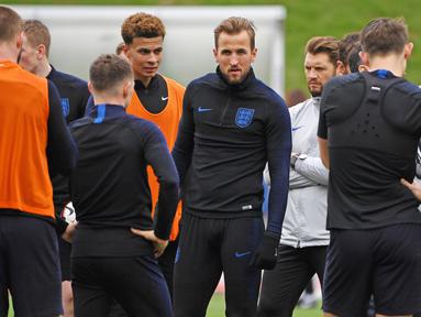 Striker Inggris, Harry Kane, bersama rekannya saat latihan jelang laga kualifikasi Piala Eropa di St George's Park, Selasa (19/3). Inggris akan berhadapan dengan Republik Ceko. (AFP/Paul Ellis)